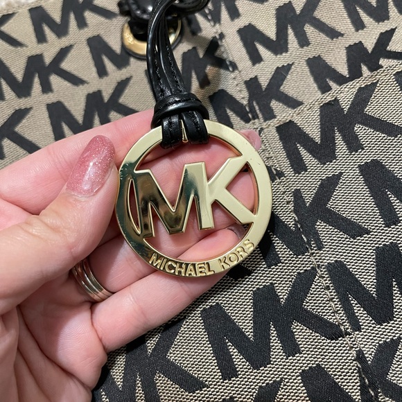 I switch out my purses a lot so I did not carry it for very long - Picture 2 of 7